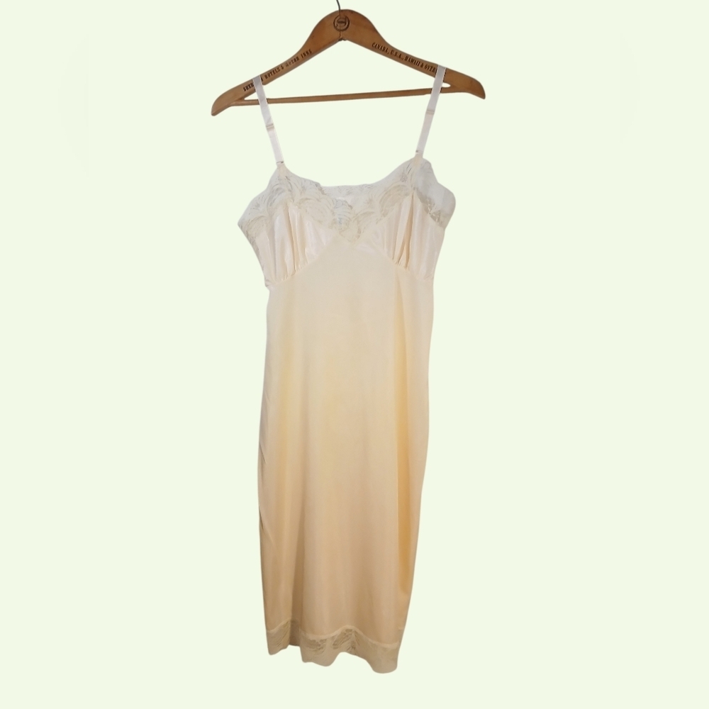 Vintage ILGWU tag 60s 70s Womans Off White Full Slip W Lace